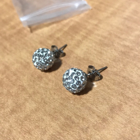 Pearl ball stud earrings - Picture 2 of 2
